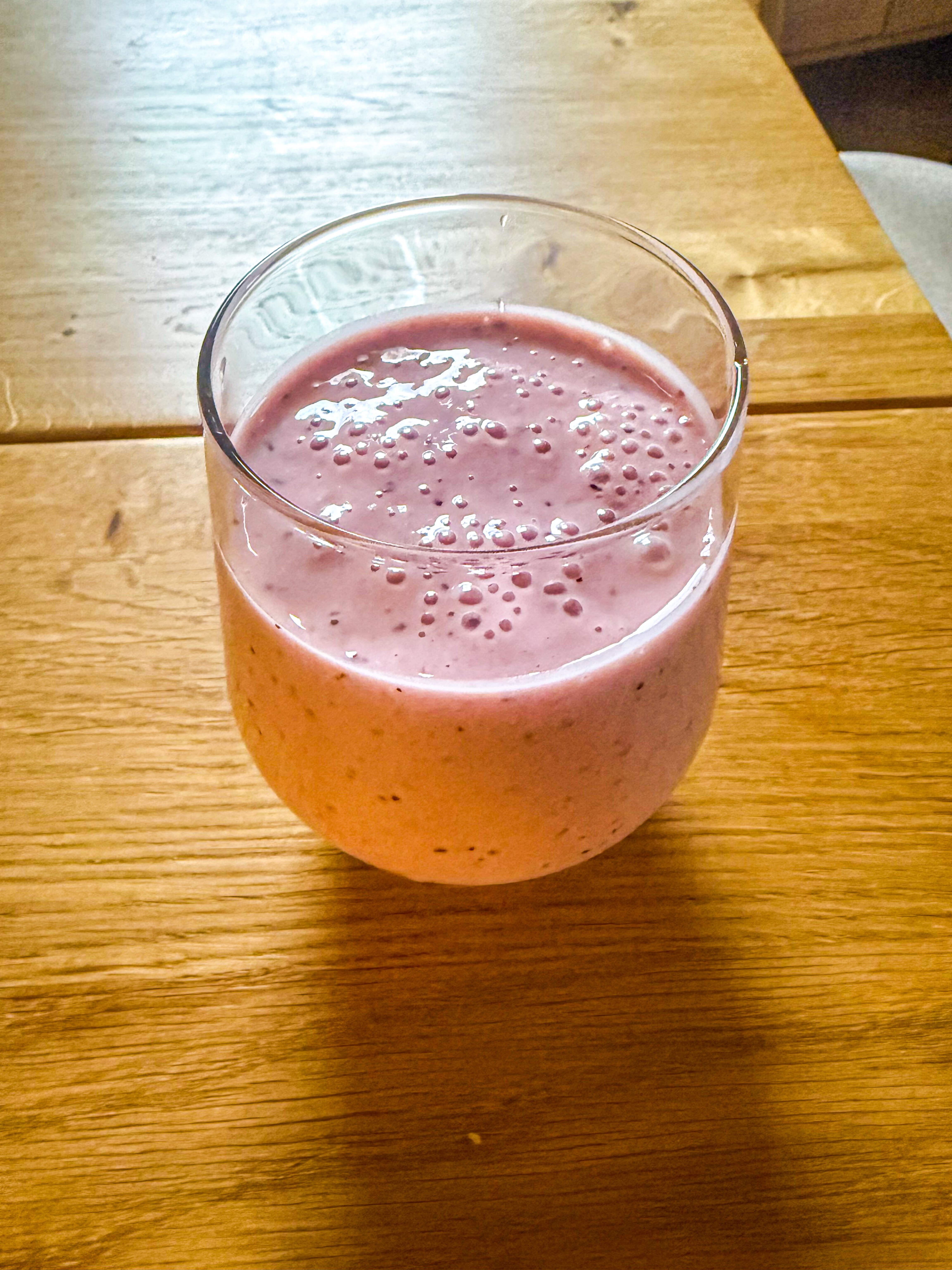 Last meal on 2026-07-21: berry smoothie with skyr and vanilla milk in a glass