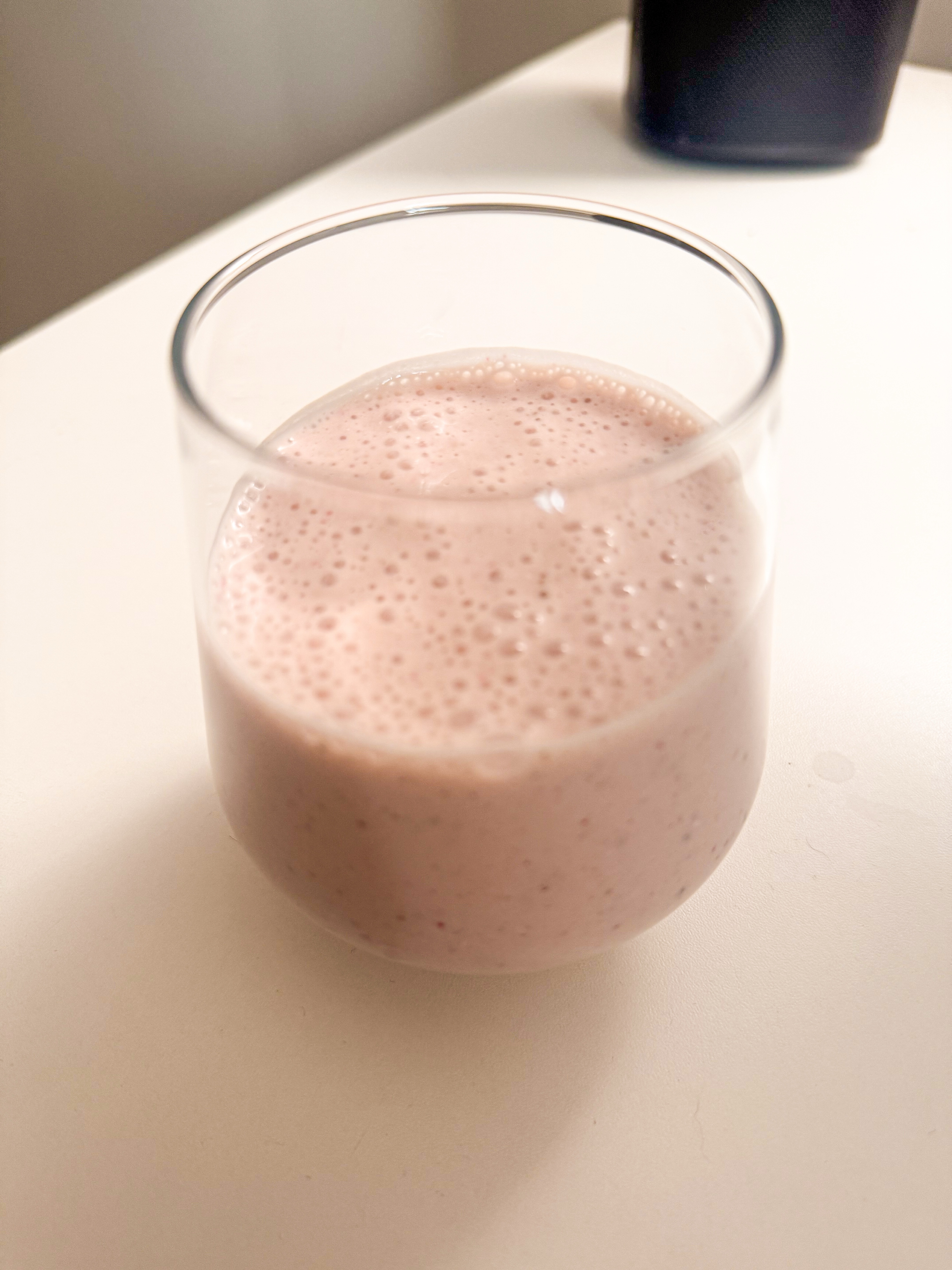 Last meal on 2026-07-26: a smoothie with banana, cottage cheese, kefir, skyr, strawberries, chia, and vanilla milk in a glass